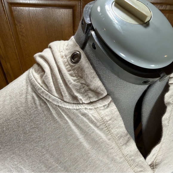 Hard Rock Cafe Cream Lightweight Hoodie V-Neck Pullover - Picture 3 of 7